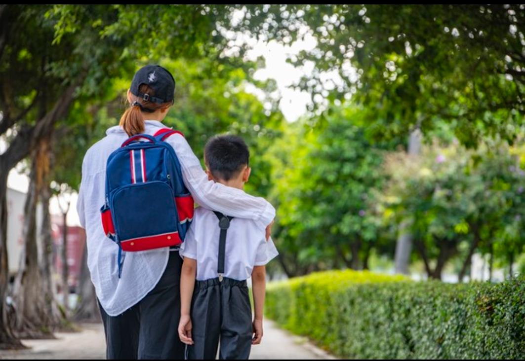 可怜天下父母心!母亲一句话,儿子瞬间破防。同事的儿子今年大学毕业后,一
