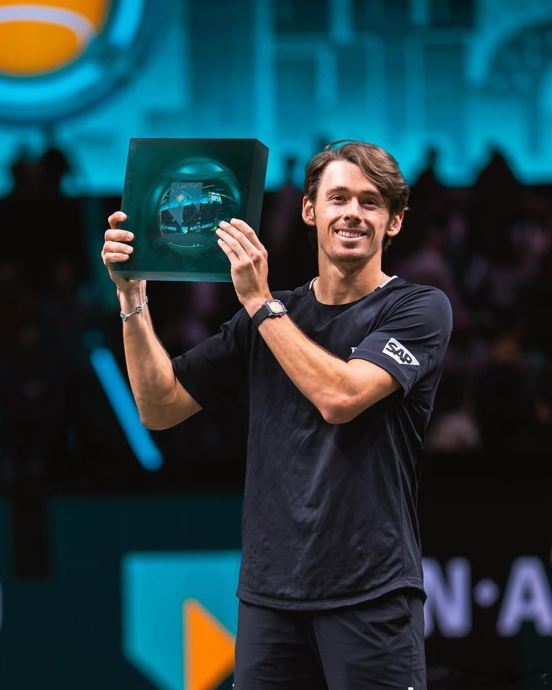 德米纳尔和女友博尔特继续同步夺冠！两人撒狗粮！2024年3月2日德米纳尔在阿卡