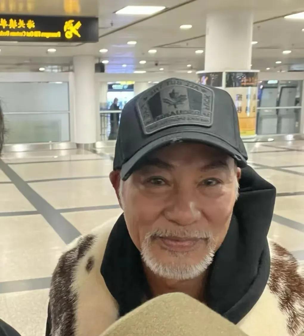 这个香港男演员大家都很熟悉吧，时光飞逝如电，70岁的他看起来老了。这个人演过很