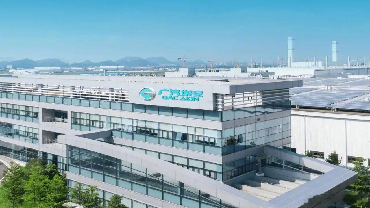 【传杨龙接替肖勇执掌埃安营销】据《汽车公社》报道，作为广汽集团今年人事换防的重