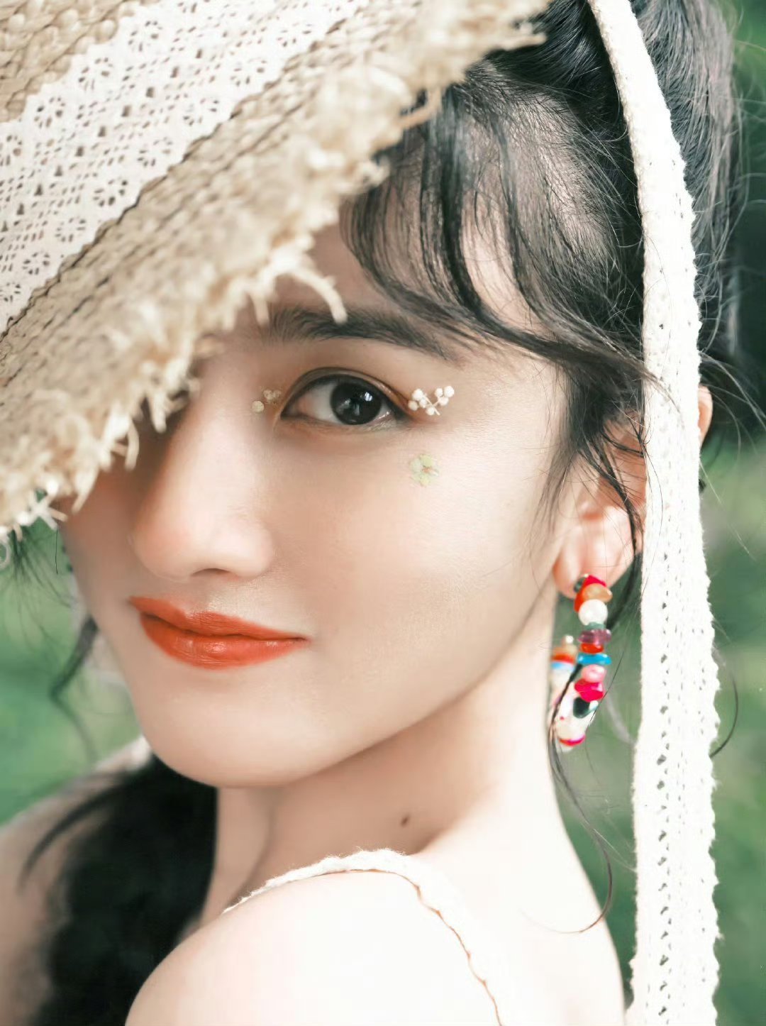 宋祖儿真的很适合眉眼缀碎钻，温柔与凌厉切换自如。