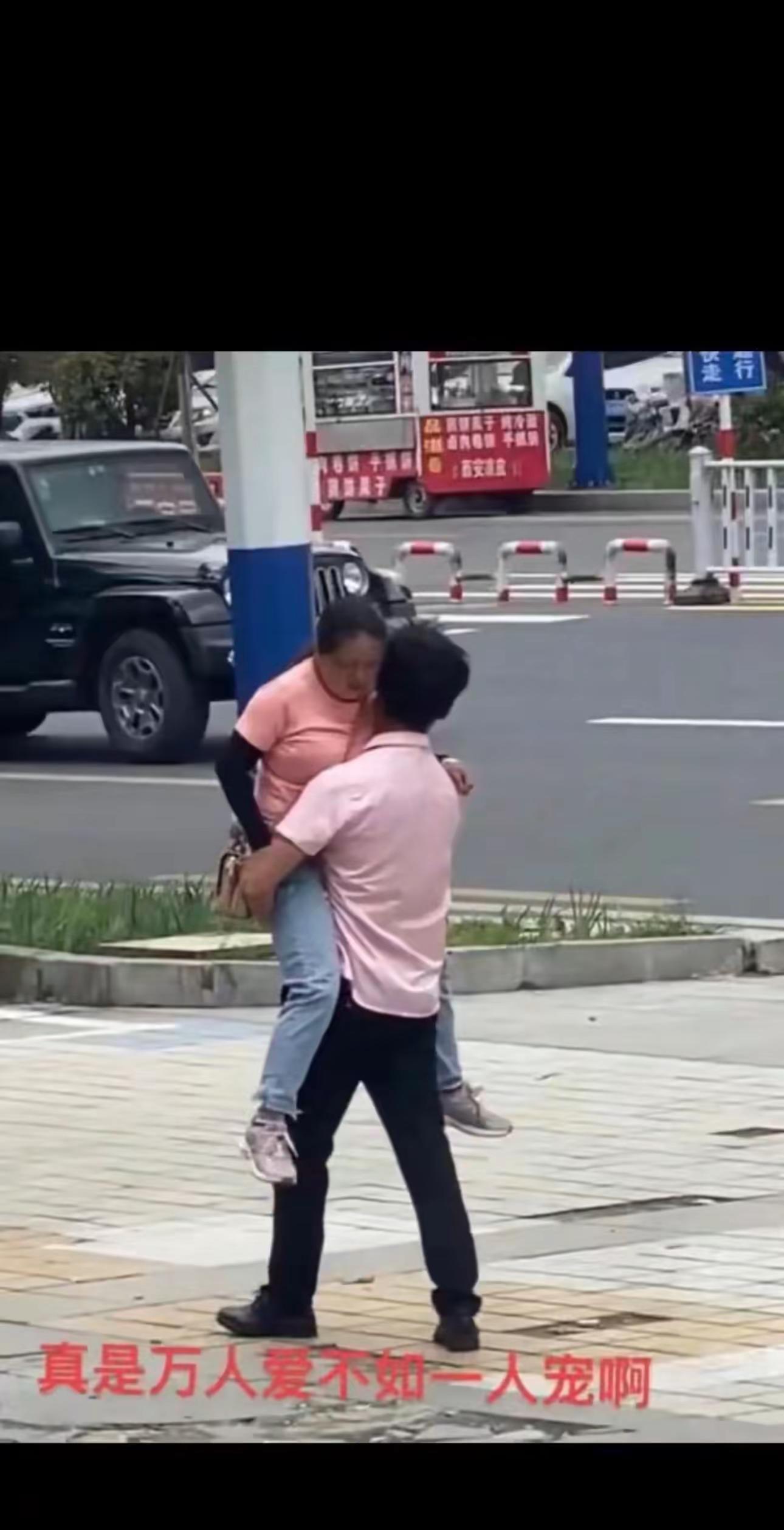 我到底输在哪里，是没有那个身材，还是没有那件T血