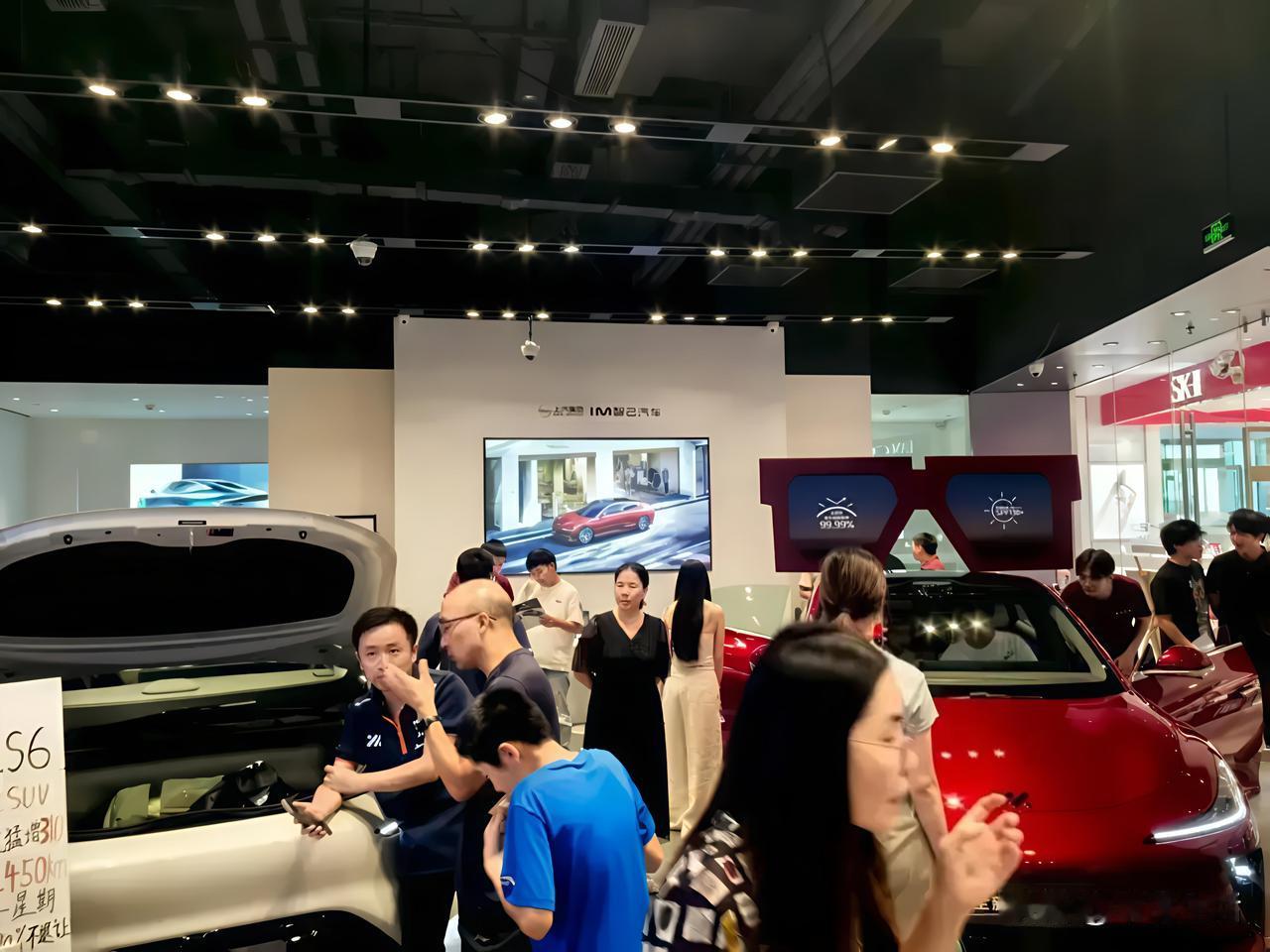 智己新款LS6已开启预售，权益价20.99万起，含增程与纯电多版本，其中增程66