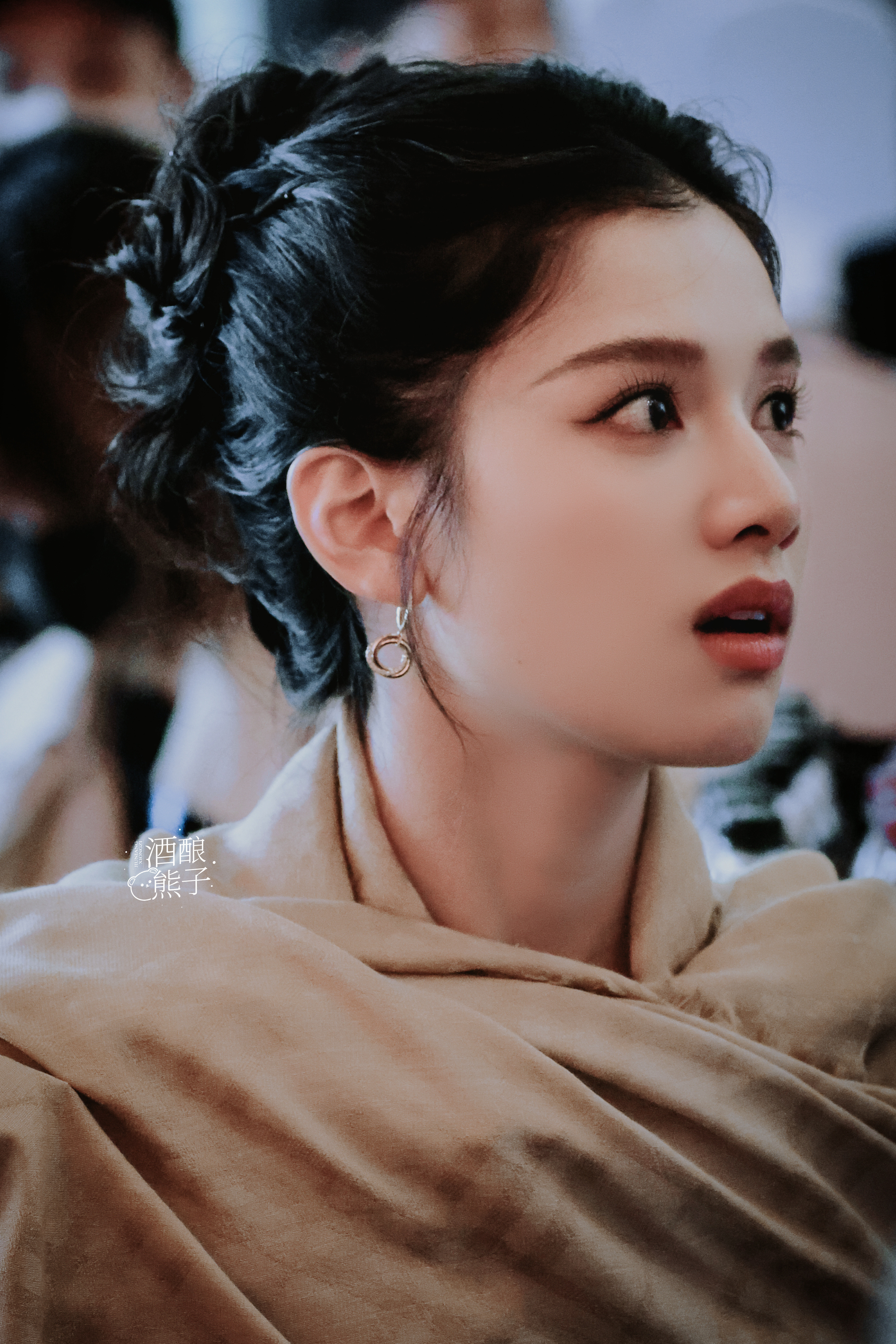 张婧仪这真是掌管披肩的神愚人节快乐！站姐团建