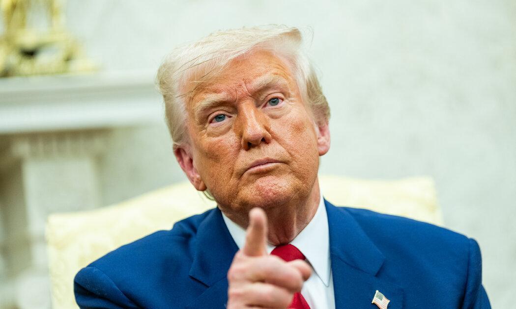 经济负增长0.3%对上增长5.4%，支持率80年来最差，特朗普麻烦大了。特朗普