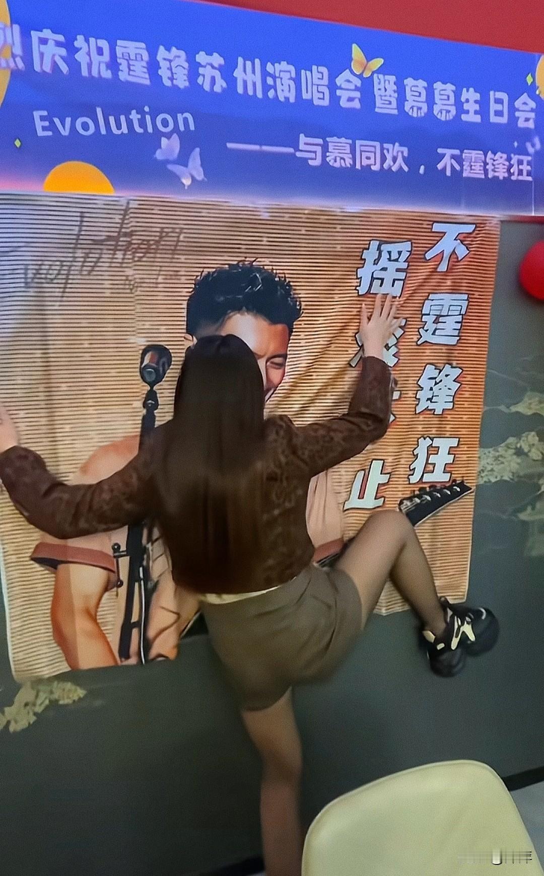 迷恋谢霆锋的闺蜜，看到海报都这么激动。