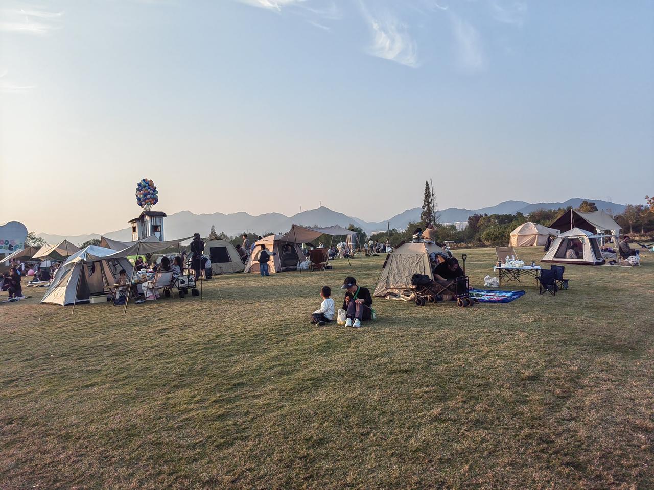 由于颈椎脊髓变性导致腿步肌张力高、走动障碍，平时确实很少出去走动。上周末下午，在