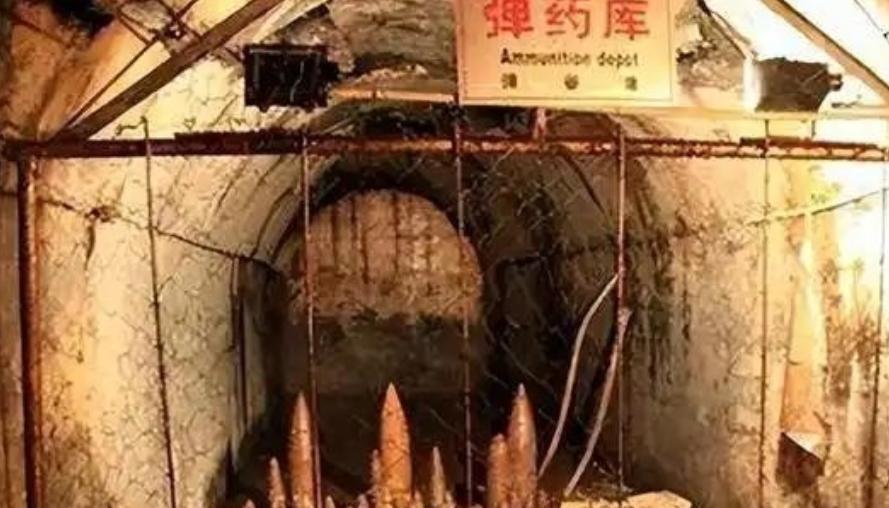 1945年深秋，东北老金沟的村民发现，废弃的日军矿坑里开始渗出猩红色液体。起初以