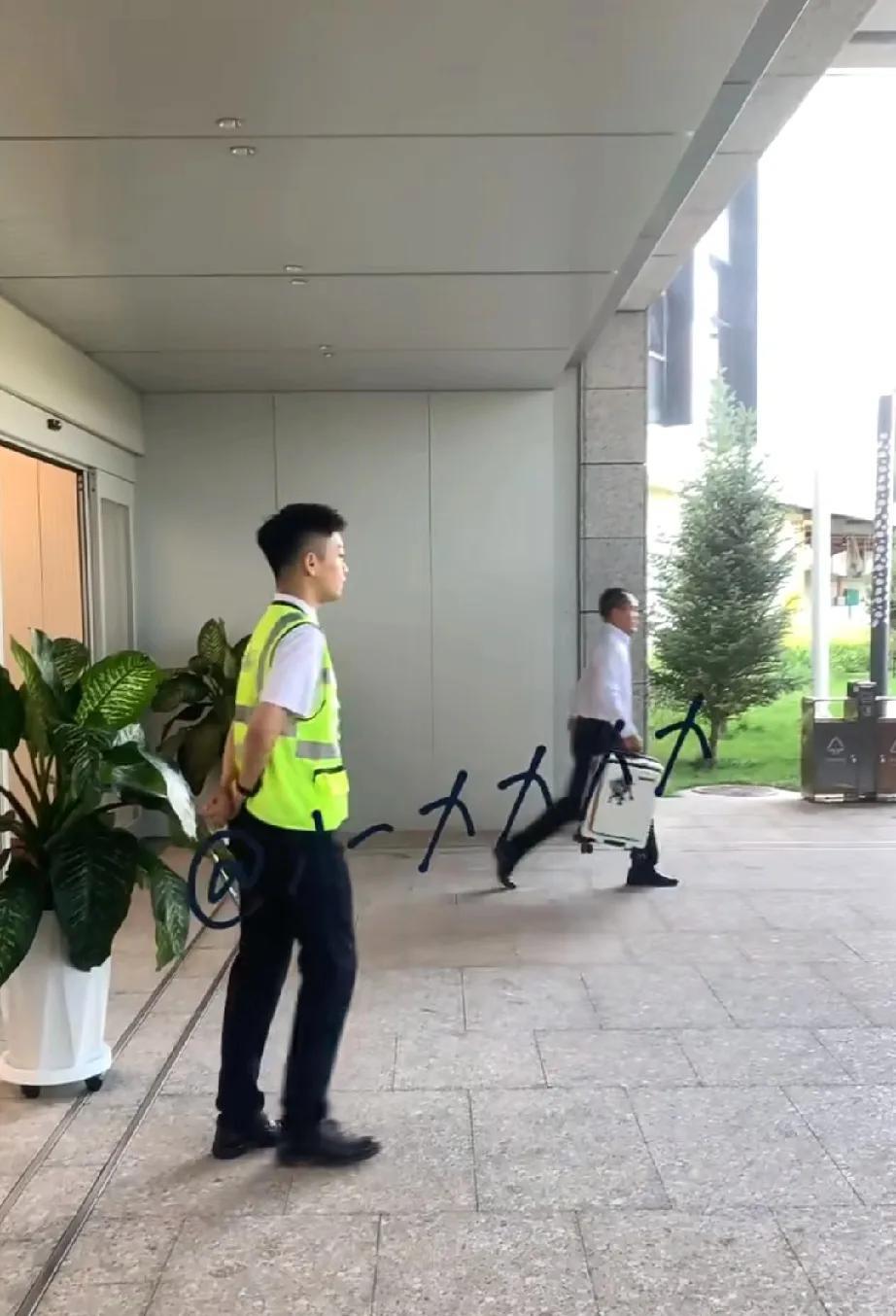 王楚钦和王晨策到达新疆，有求必应大叔早已等待接机。大叔接过王楚钦的小白箱走到车