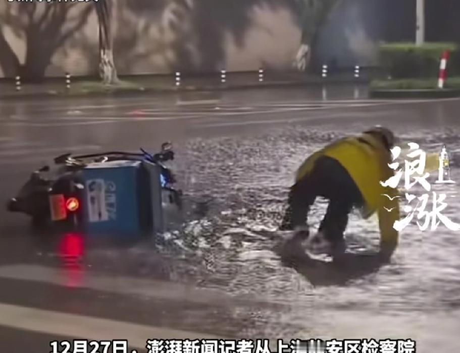 这可真让人又气又心疼！外卖骑手家中猝死，保险公司竟以“不在工作岗位”为由拒赔，七