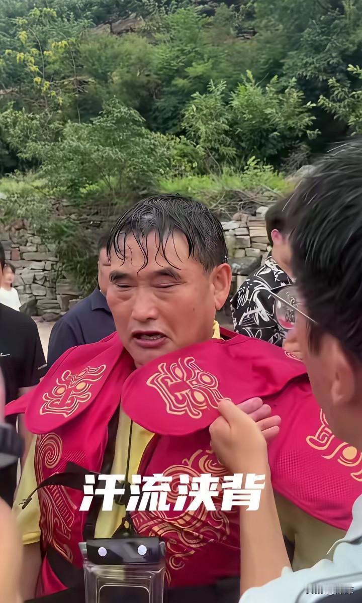 大衣哥又上新闻了。这次不是唱歌，是拒绝了一场商演。景区给四万块，让他大热