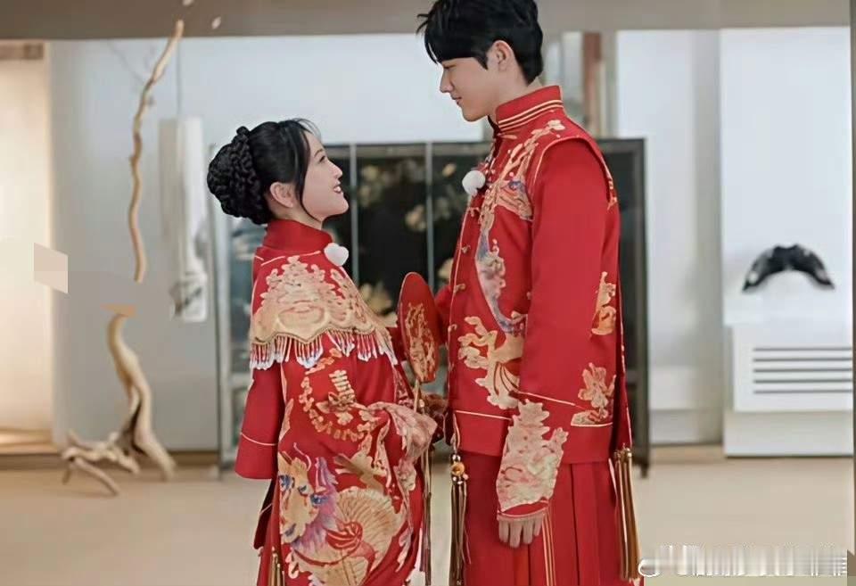 金莎和孙丞潇试婚纱砍价这段也太逗了！刚官宣领证的俩人，在店里看上婚服明明超喜欢，