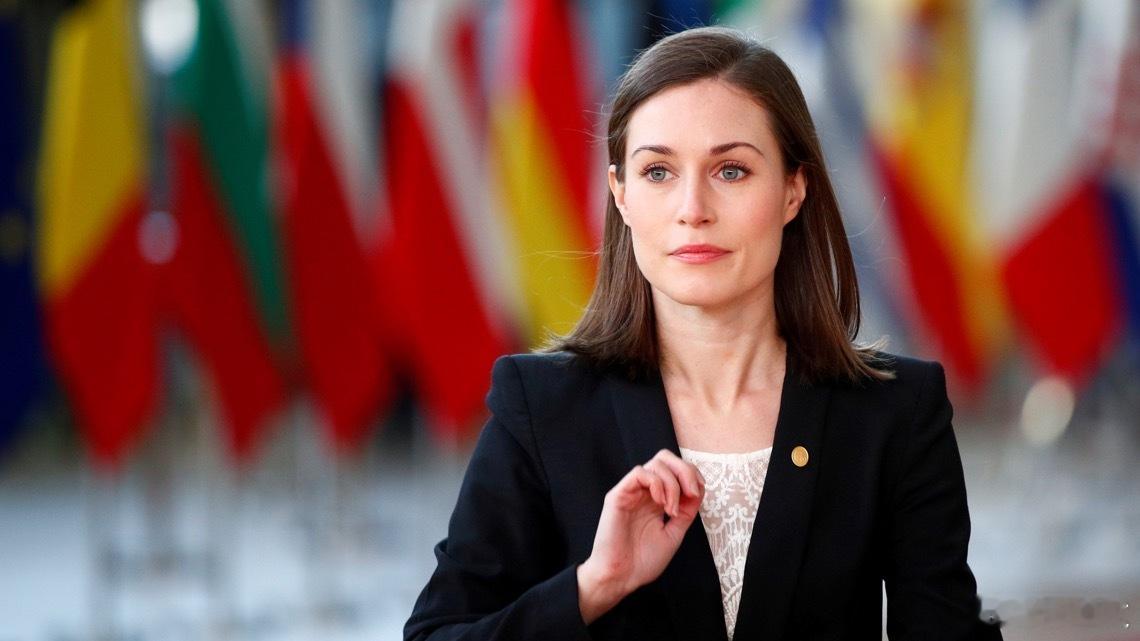 芬兰总理正式道歉之前芬兰部分右翼政客搞出拉眼角这种歧视性举动，还晒眯眼照，简直