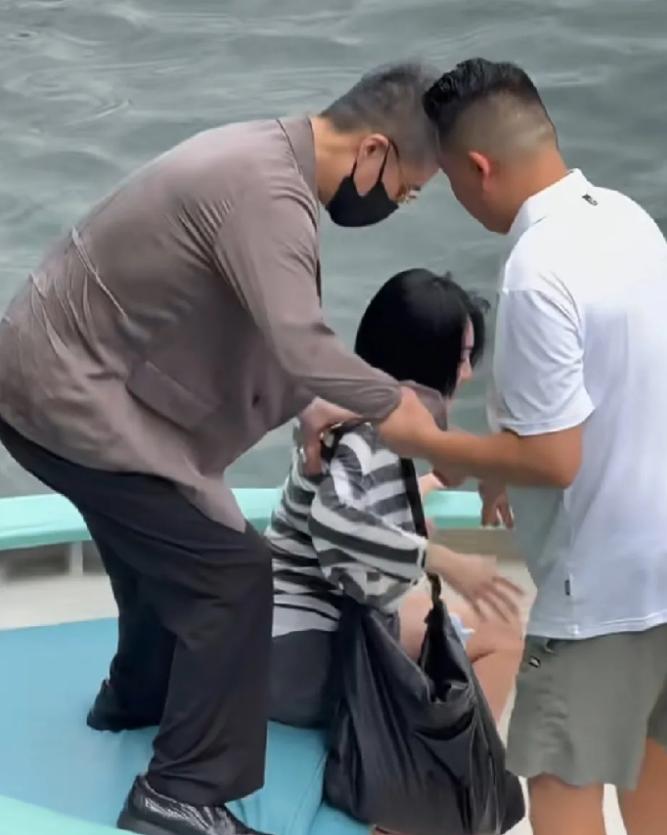 大S突然去世以后的这段时间，55岁的许雅均和小S感情突然好了不少，经常一起秀恩爱