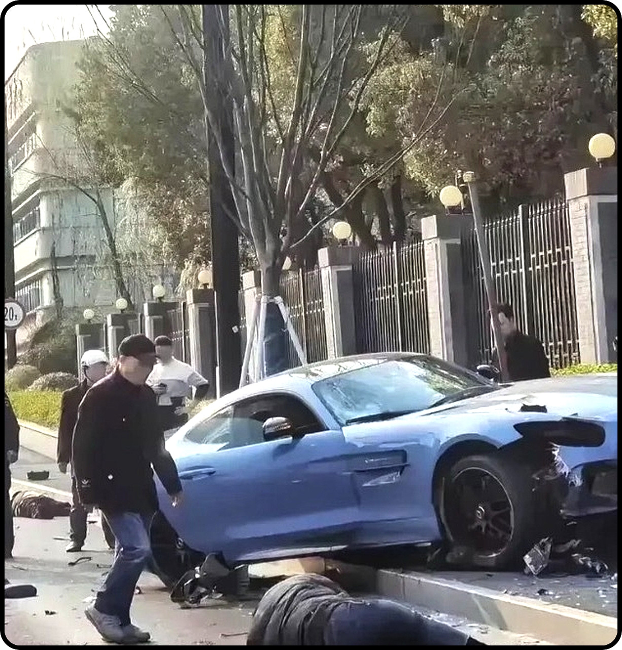 造孽啊，给女孩子都吓哭了