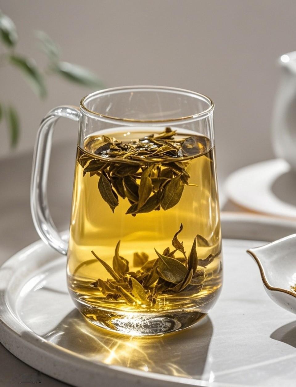 以前跑生意的人都懂，看老板和谁同居，就能猜出公司什么命。要是跟老板娘住一起，这