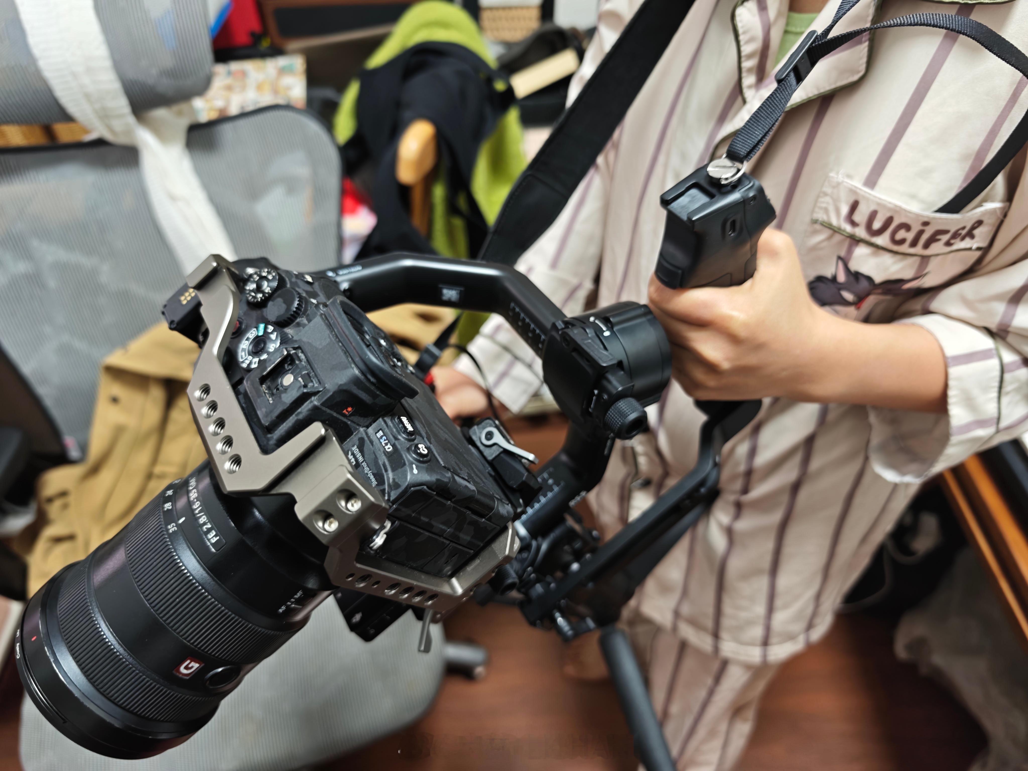 感觉我是一个摄影小天才稳定器长时间举着太累，真会出腱鞘炎灵机一动不如搞一个手柄和