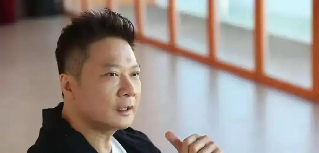 金像奖领奖时，他第一个感谢教自己挨打的人。十年前，洪金宝在《东方秃鹰》片场按住