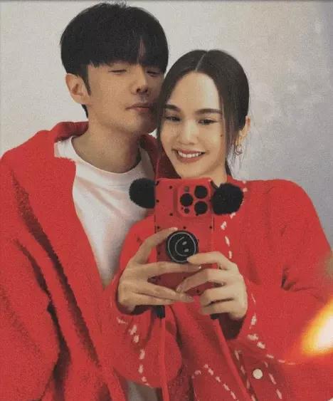【甜蜜暴击！杨丞琳李荣浩牵手庆结婚6周年，术后陪伴超感人】更暖心的是，杨丞琳发