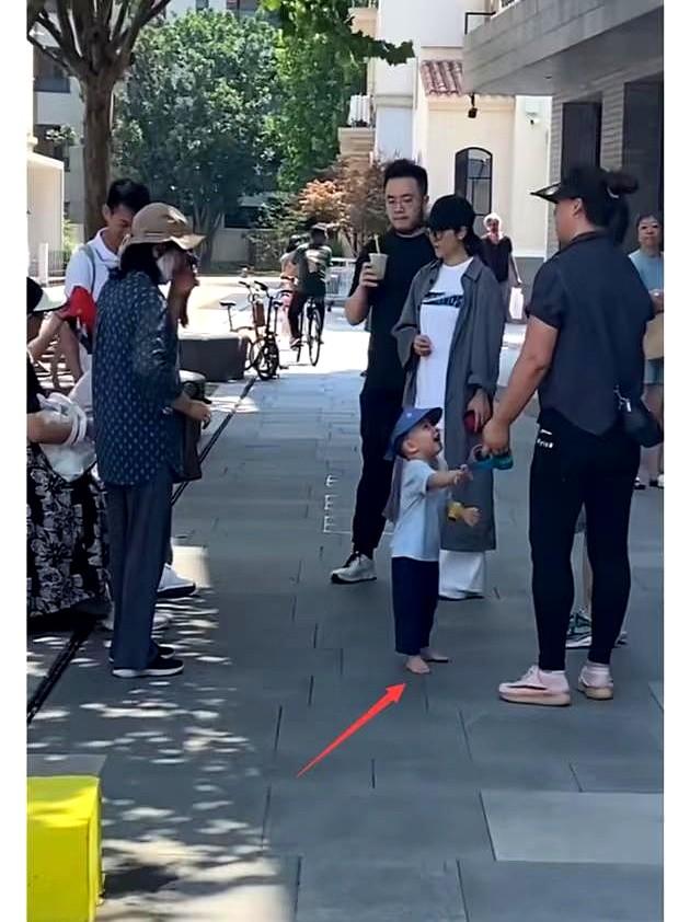 宋丹丹一家人吃饭，她顺手给老伴喂了一口菜，这个画面戳破了多少人对晚年生活的幻想。