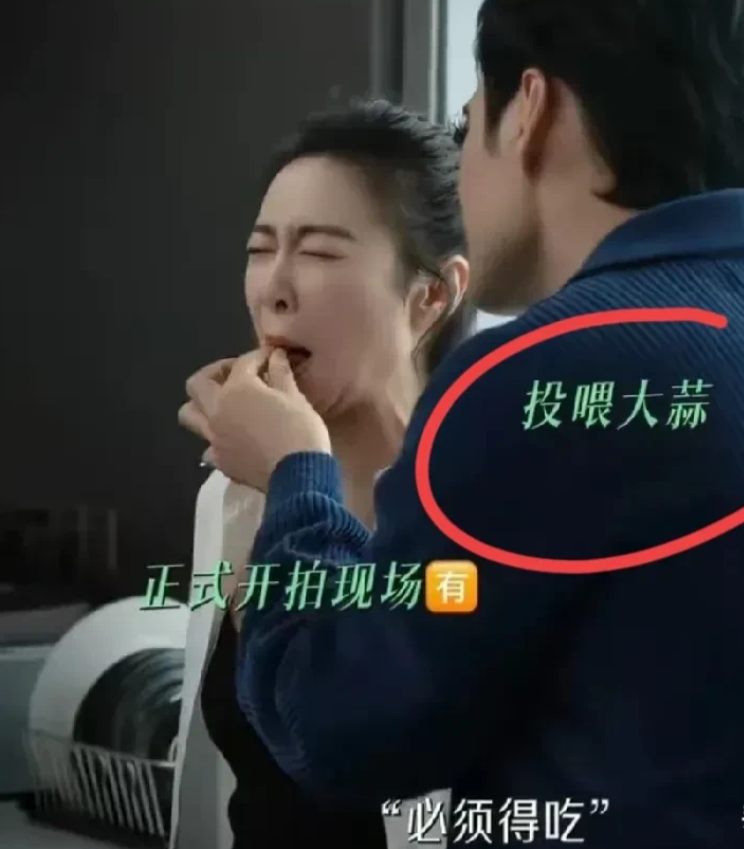 高叶和袁弘在拍吻戏的时候，被导演要求吃了大蒜再接吻，高叶一脸嫌弃，很是不理解的
