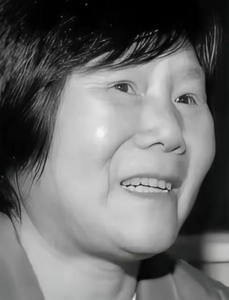 1975年，湖北神农架几名妇女正在田里挖洋芋时，一位女孩因为内急跑去树林中解决，