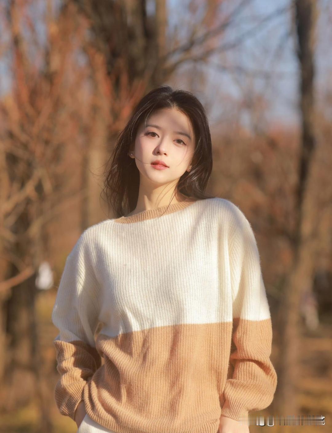 秋日暖阳下，温柔少女穿上暖色系毛衣，那画面真的太美好。今年秋冬流行“毛衣+