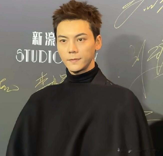 讲真，陈伟霆的风格在男明星里堪称一股清流！他不跟风韩系发型，在红毯上独树一帜。