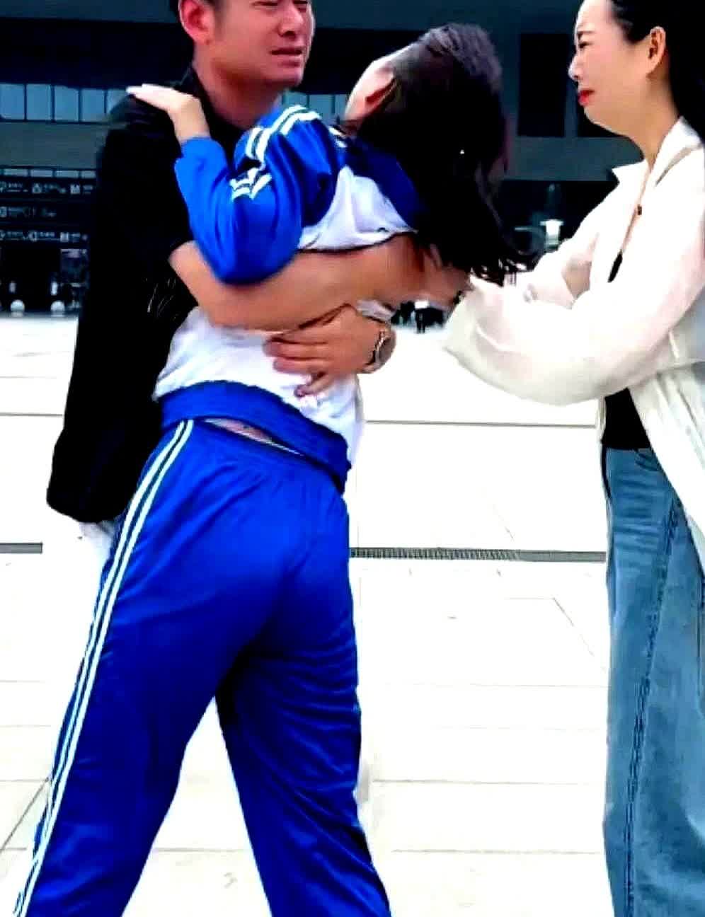 高考结束父母离婚！女儿哭倒在地，只因父亲给奶奶转了5000块钱被外婆骂