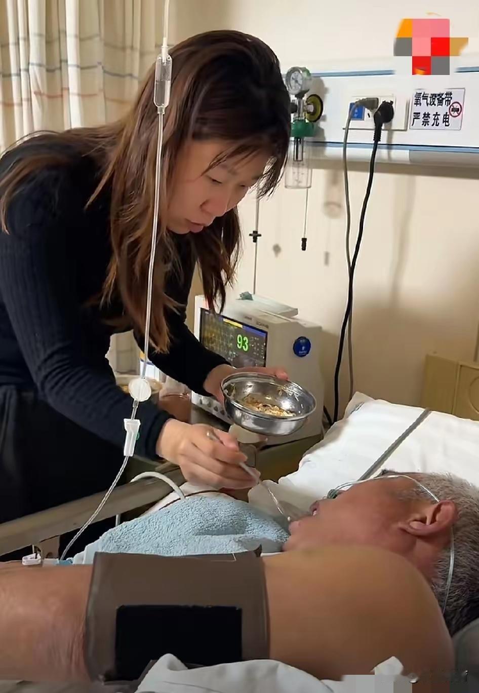 公公脑出血昏迷，她却在直播间卖农产品。医生说恢复希望渺茫，每天病房费用数千元。