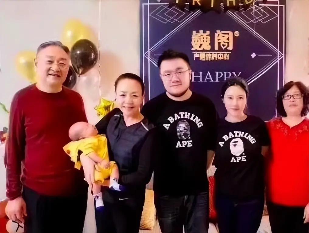 世事无常！英达66岁寿宴画面曝光，满头沧桑尽显晚年真实状态近日，一段英达6