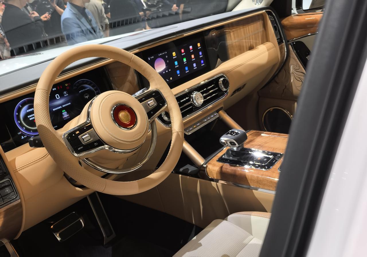 红旗金葵花在此次北京车展，还举办了一场“鼎礼东方”的高定艺术展。中国第一汽车集团