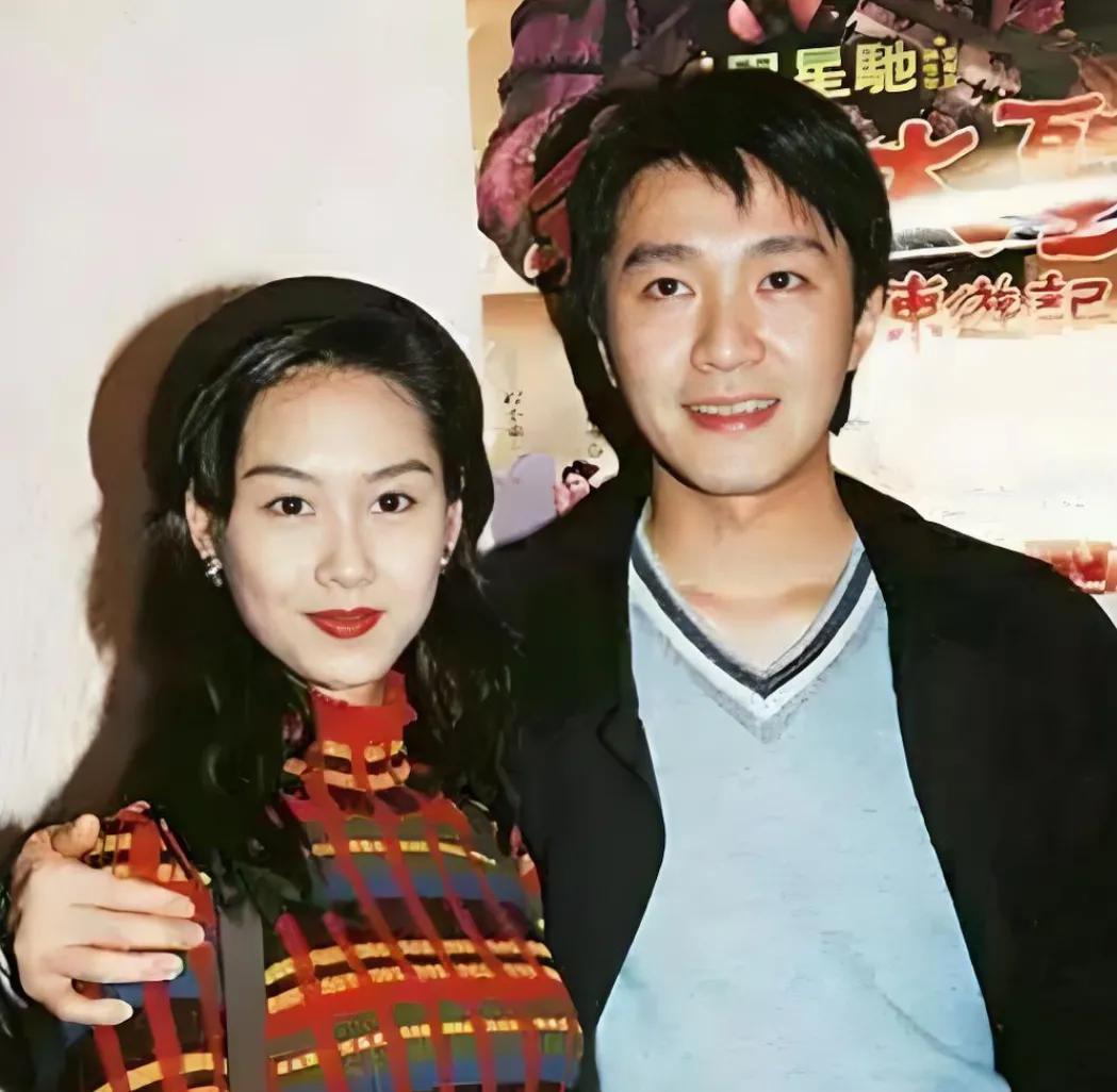 如果让朱茵的丈夫黄贯中看到这张照片，他会不会内心酸溜溜的，有些吃醋！天呐！年轻时
