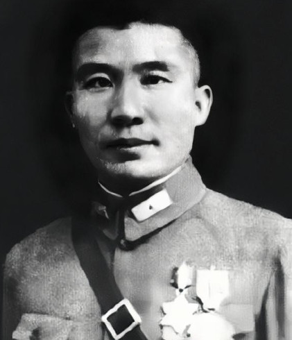 1935年，王耀武得知部下俘虏了一个红军师长，兴冲冲的跑过去准备审讯，但当他看到