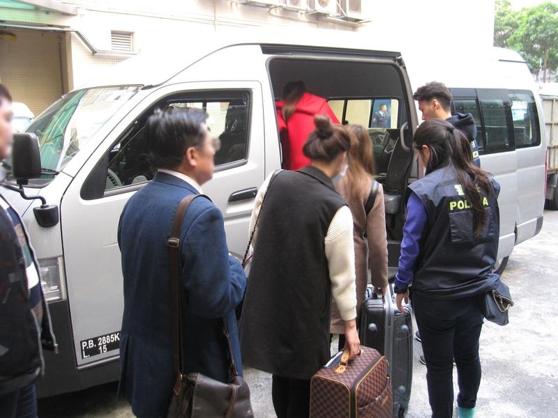 8名内地女子在港卖淫被拘捕4月1日，香港大埔警区联合入境处扫黄，一下拘捕8名内