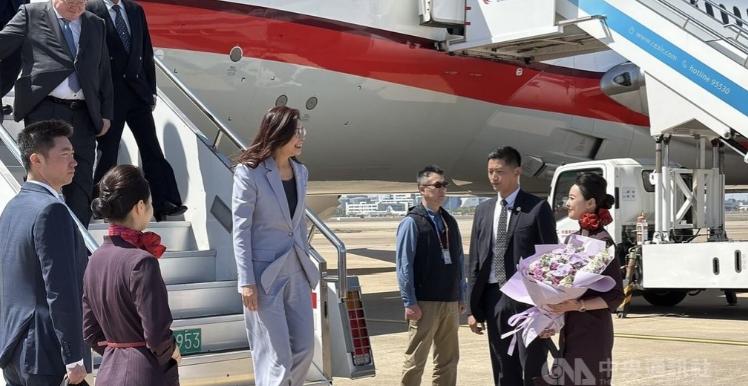 卢秀燕，你后悔了吧？朱立伦递过来的党主席你嫌烫手不敢接，郑丽文接了，上任没多久直