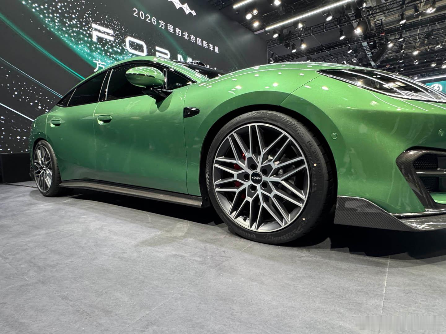 2026北京车展这就是北京车展新车划重点方程豹展台这台方程S，是真的把「性能轿跑