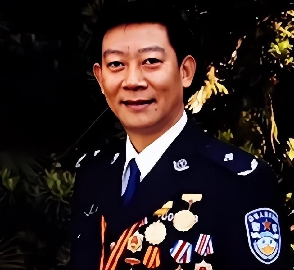 1992年，一场本该是荣耀的电视直播，却让一位缉毒警察从此走上了被全世界毒贩追杀