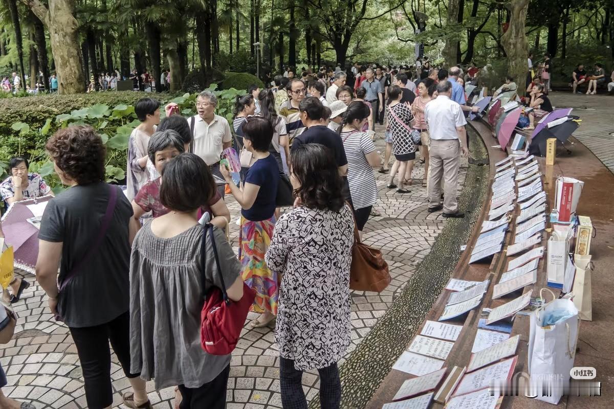 老家同事的儿子顺利在杭州就业，夫妻俩又开始为儿子买房成家着急，说儿子工作的区是杭