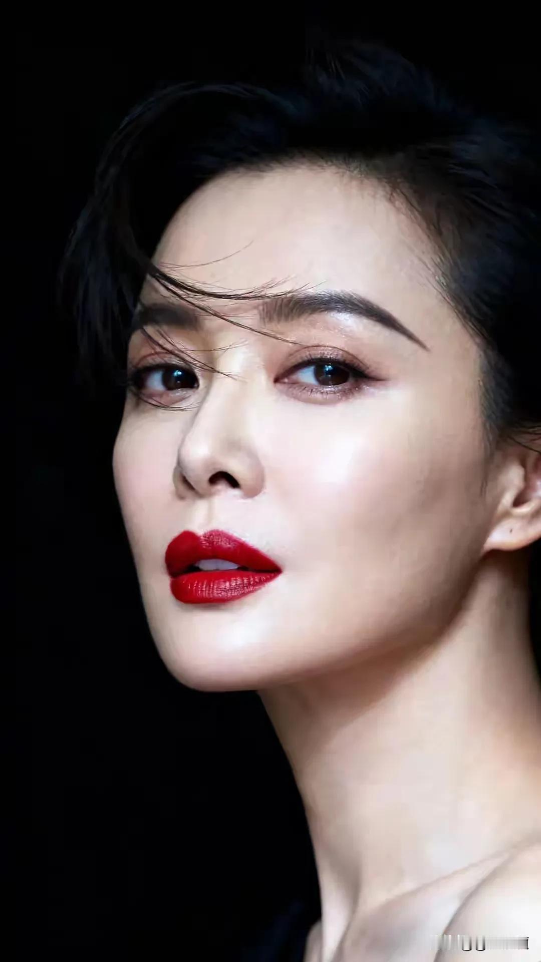 中年红唇，冷艳温柔。樱桃小口，柳眉星眼。沉鱼落雁，闭月羞花。