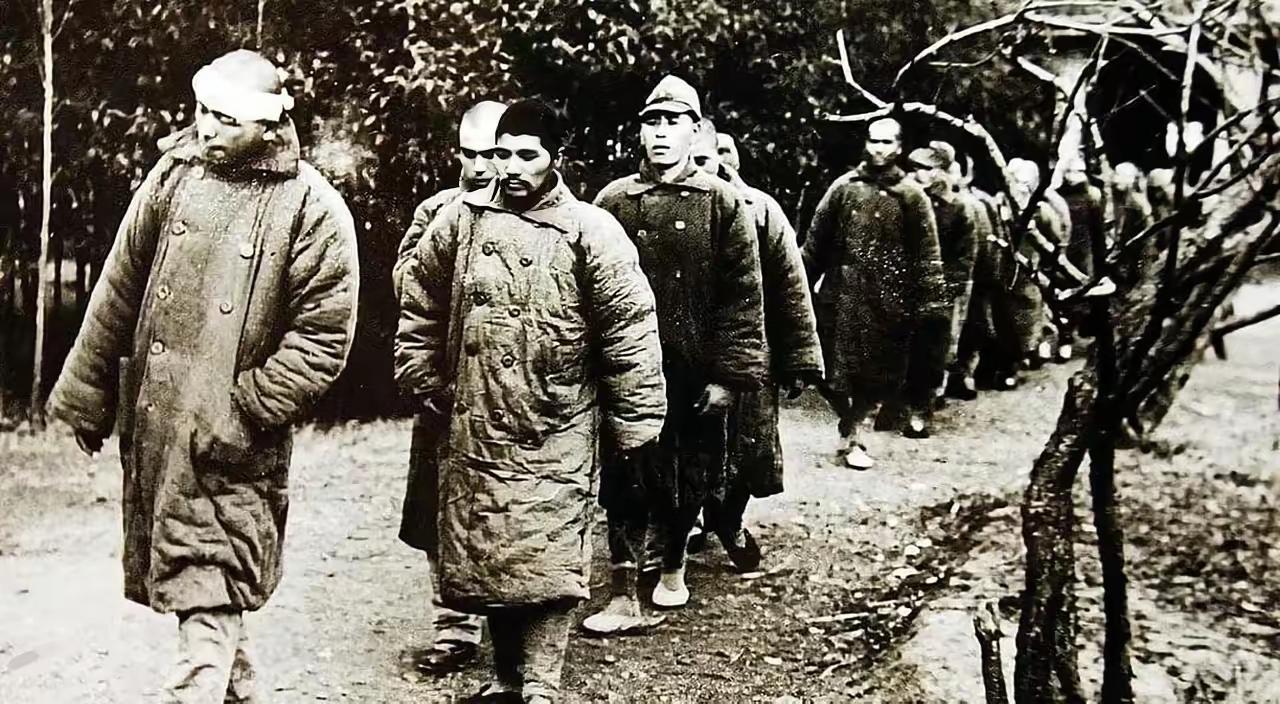 1942年，在长沙会战中，被俘虏的日本士兵。他们横鼻子竖眼，一脸的不服气，连走路