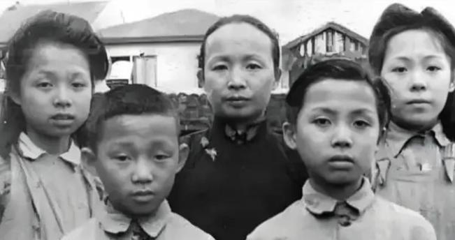 上海解放后，抗日英雄谢晋元遗孀带着4个儿女流落街头、走投无路，抱着试一试的心态，