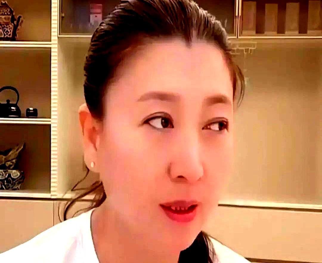 3000万连夜重拍只为换她山杏从炕头蹦进写字楼，高跟鞋踩碎酸菜锅味。18-