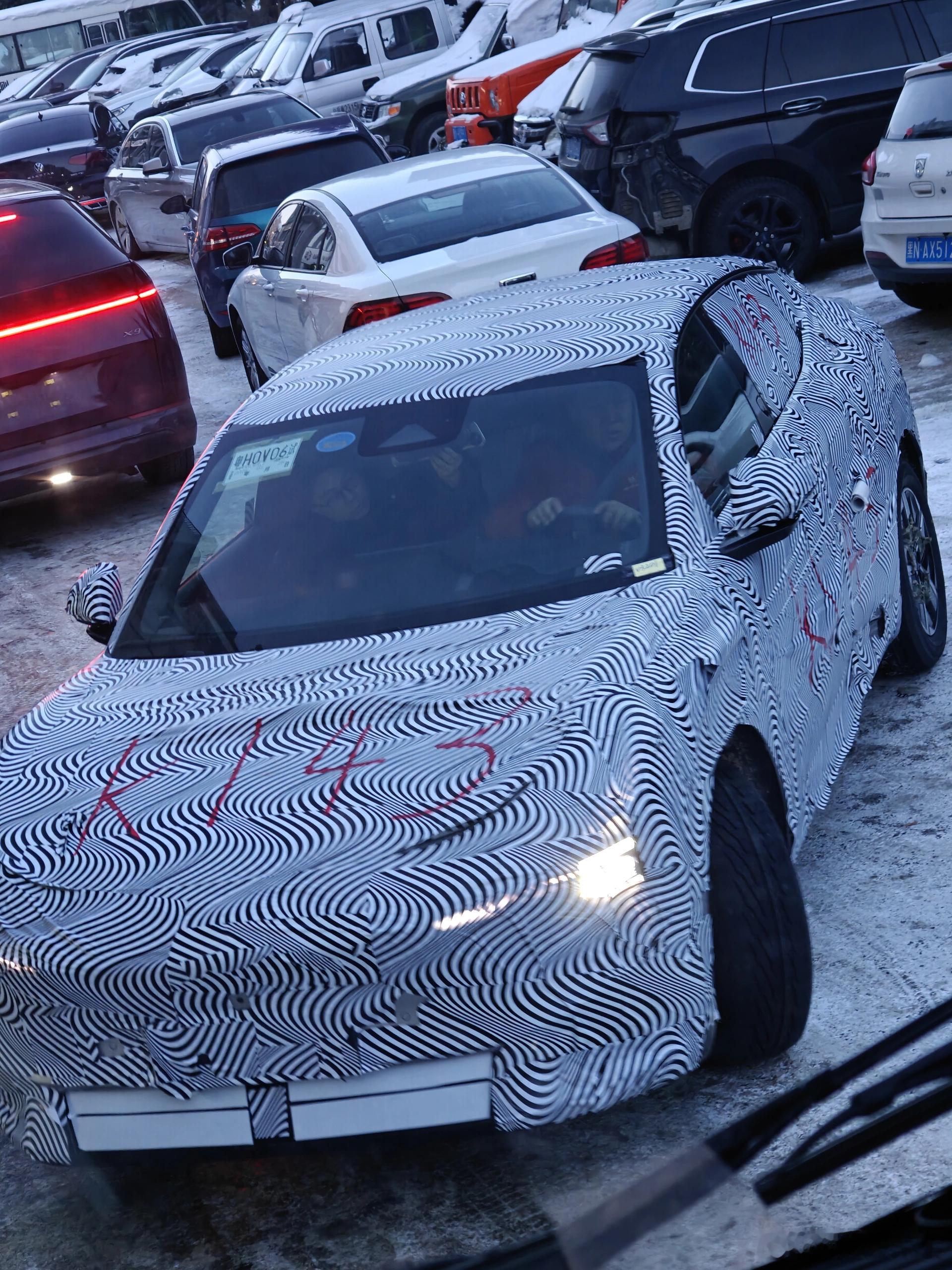 小鹏MONASUV看起来会用上贯穿式尾灯。以现在的销量结构，这款车的重要性