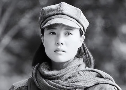 1937年，15岁漂亮女红军被敌人抓住，捆在行刑台，她挺胸抬头，闭上双眼。谁料，