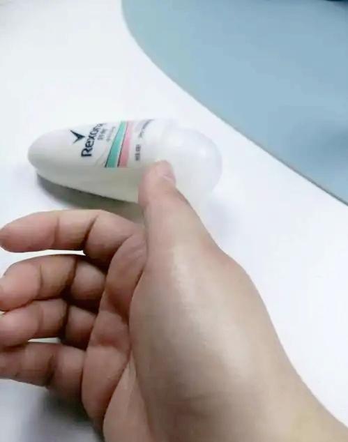 狐臭是怎么产生的？咱们平时生活里，体味这事儿吧，说起来有点尴尬，但确实是存在