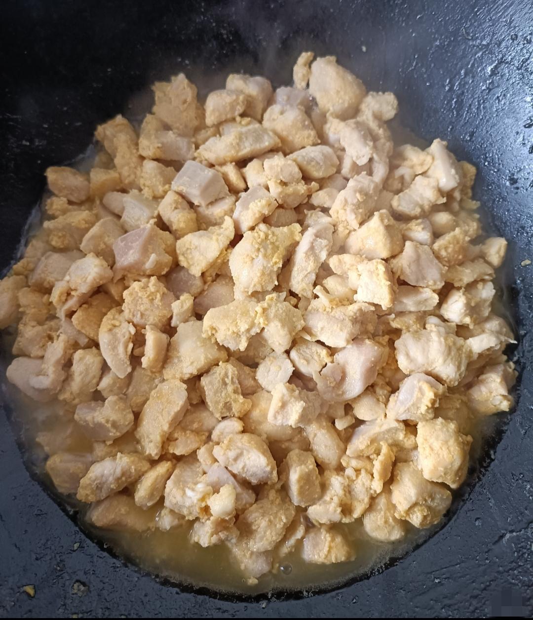 这是我在北京某大型超市买的新鲜鸡肉，炒时一点水没放，炒了一会出来半锅水，竟然是注