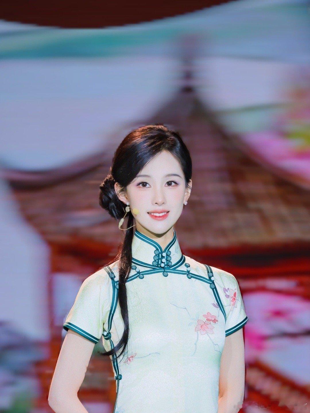 陈都灵穿4套非遗高定录央视晚会4套非遗高定旗袍亮相央视晚会，陈都灵将东方美学穿