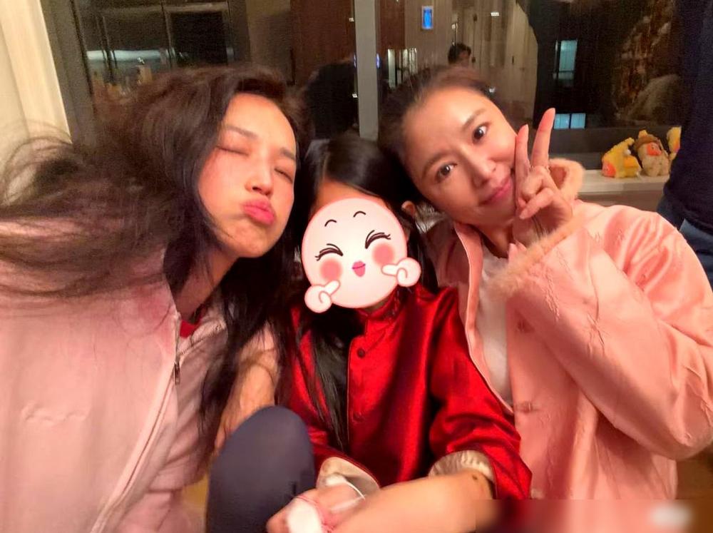 舒淇这边，威尼斯、釜山，国际大奖拿到手软。再看冯德伦，生日会上给老婆忙前忙后，这