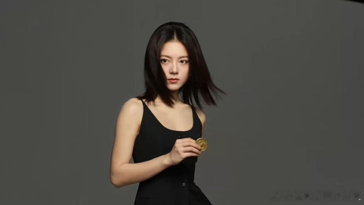 赵今麦商务质感松弛感和商务感可以同时拥有，赵今麦携手茶百道咖啡诠释别样品牌面貌